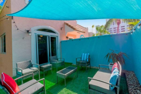 Beach Retreat, 1 block from downtown, near beach and Shops with private patio
